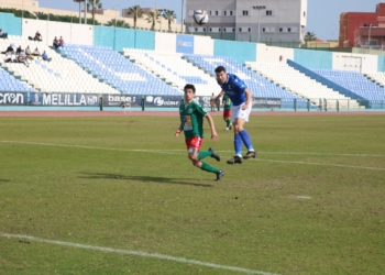 Fran Bueno logró con este testarazo el segundo gol de la escuadra azulina.