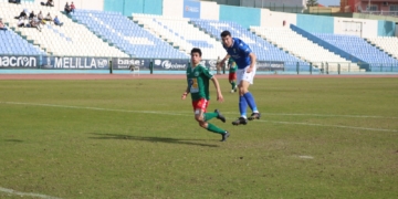 Fran Bueno logró con este testarazo el segundo gol de la escuadra azulina.