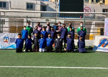 El consejero de Deportes, Rachid Bussian, y el presidente de la RFMF, Diego Martínez, acudieron el pasado martes para presenciar una de las jornadas de trabajo de este Campus de Porteros.