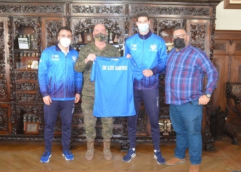 Los jugadores Héctor García Borrás y Rubén López entregaron una camiseta de los Gladiadores al comandante general.