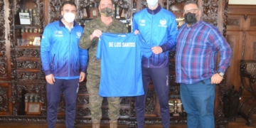 Los jugadores Héctor García Borrás y Rubén López entregaron una camiseta de los Gladiadores al comandante general.