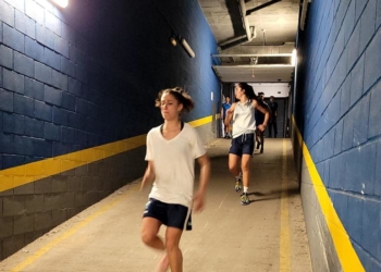 Imagen de uno de los entrenamientos llevados a cabo por las jugadoras de La Salle aprovechando las instalaciones del propio pabellón melillense.