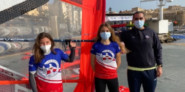 Las regatistas Azul Sánchez y Aitana Duarte han viajado hasta tierras alicantinas, acompañadas del entrenador, Yasir Mohamed.