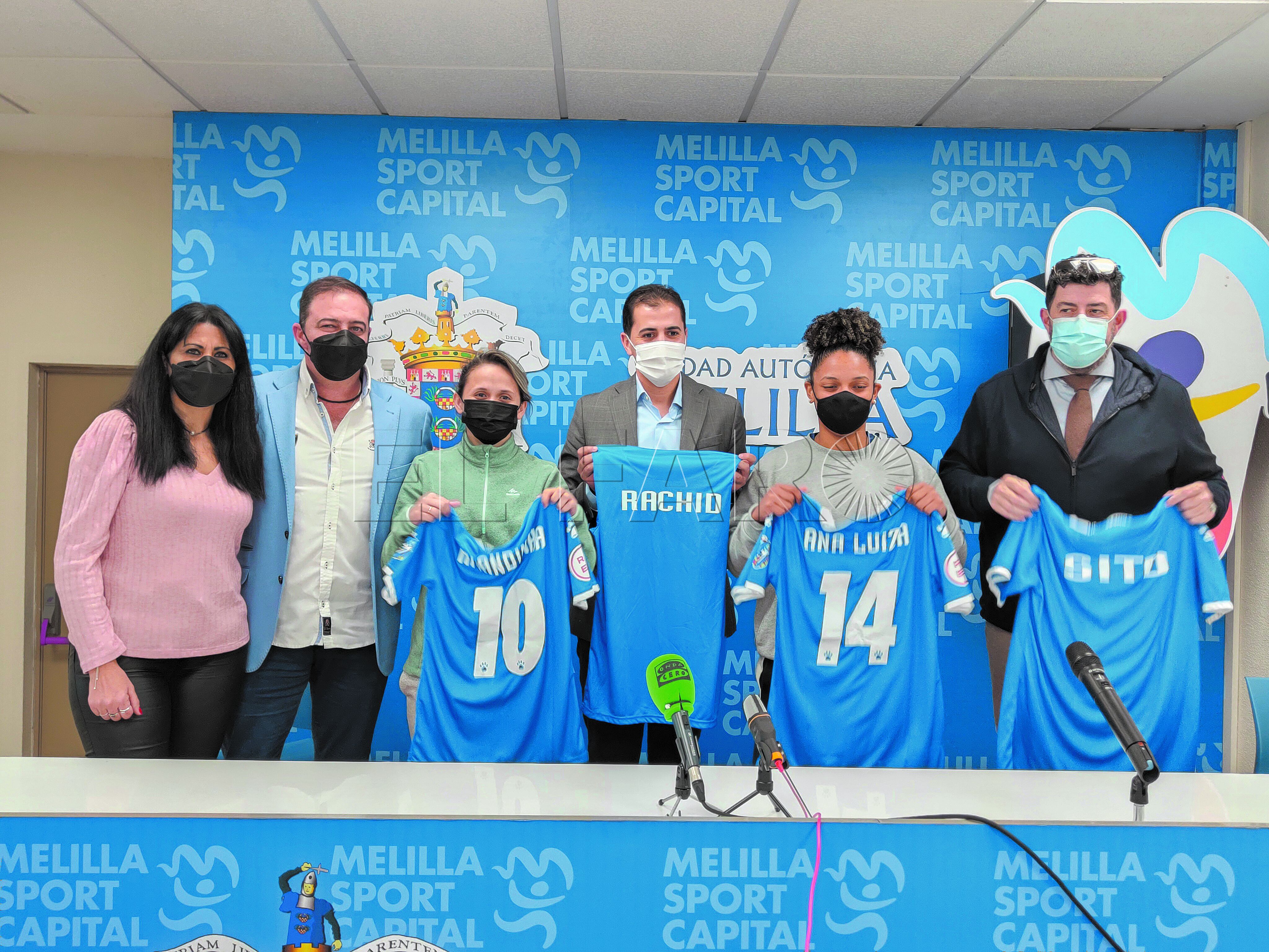 Presentación de Amandinha y Ana Luiza como jugadoras del equipo
