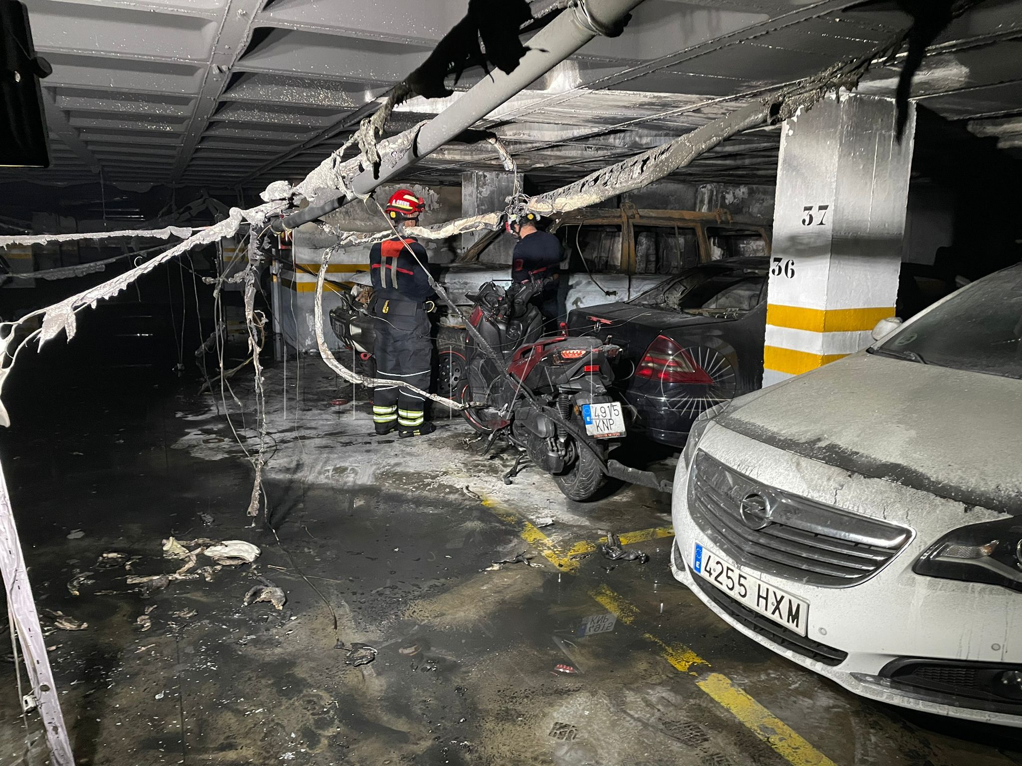 Así quedó el garaje donde se calcinaron tres coches y cinco motos en Melilla