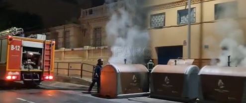 Los bomberos de Melilla apagan un incendio originado en unos contenedores