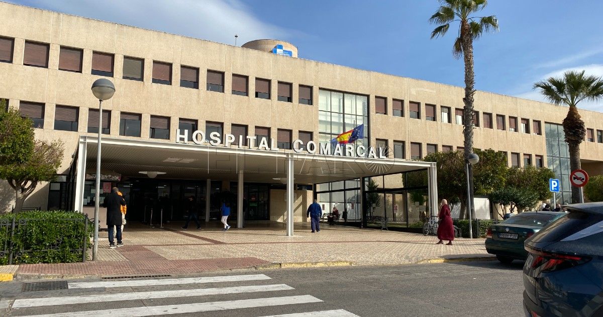 Los médicos en huelga se concentran a las puertas del Comarcal en la octava jornada de paros