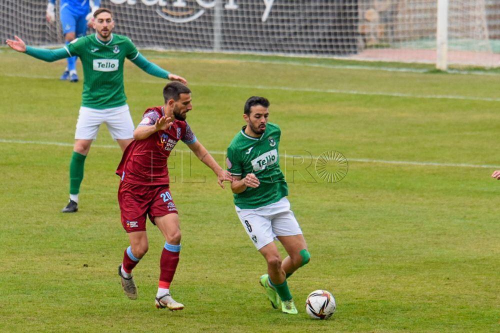 Ni dos penaltis parados por Ballesté evitan la derrota del Melilla