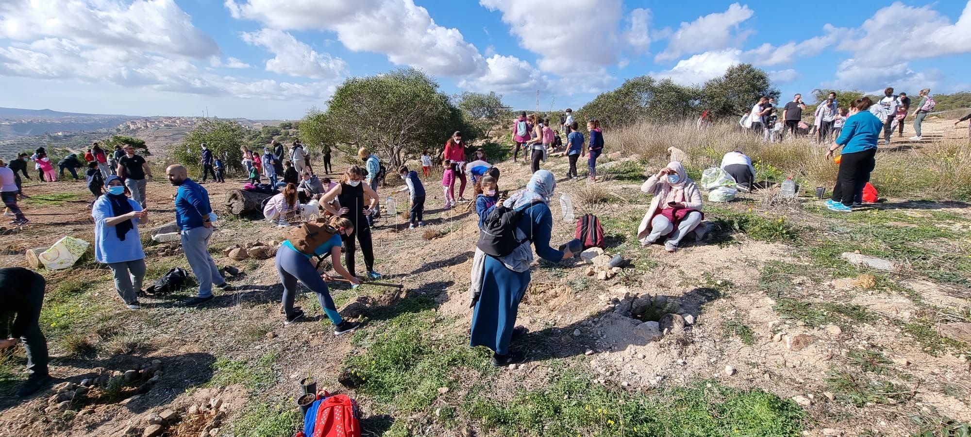Más de 300 personas participan en la plantación de Guelaya