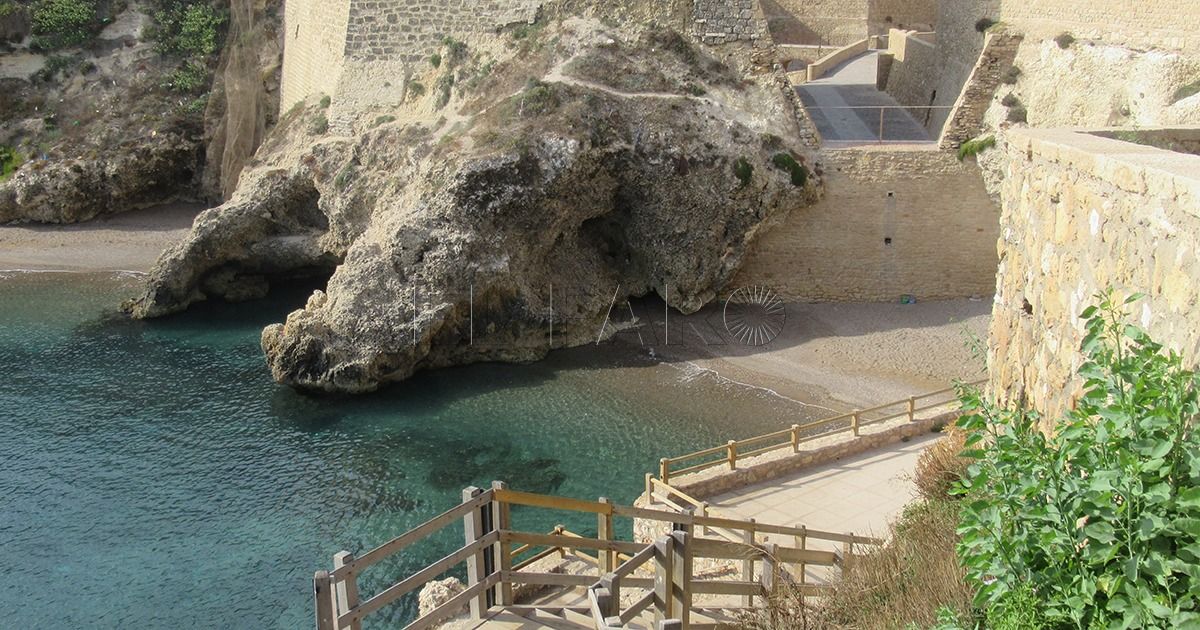 Llegan 19 inmigrantes a la playa de la Alcazaba en Melilla abordo de una patera