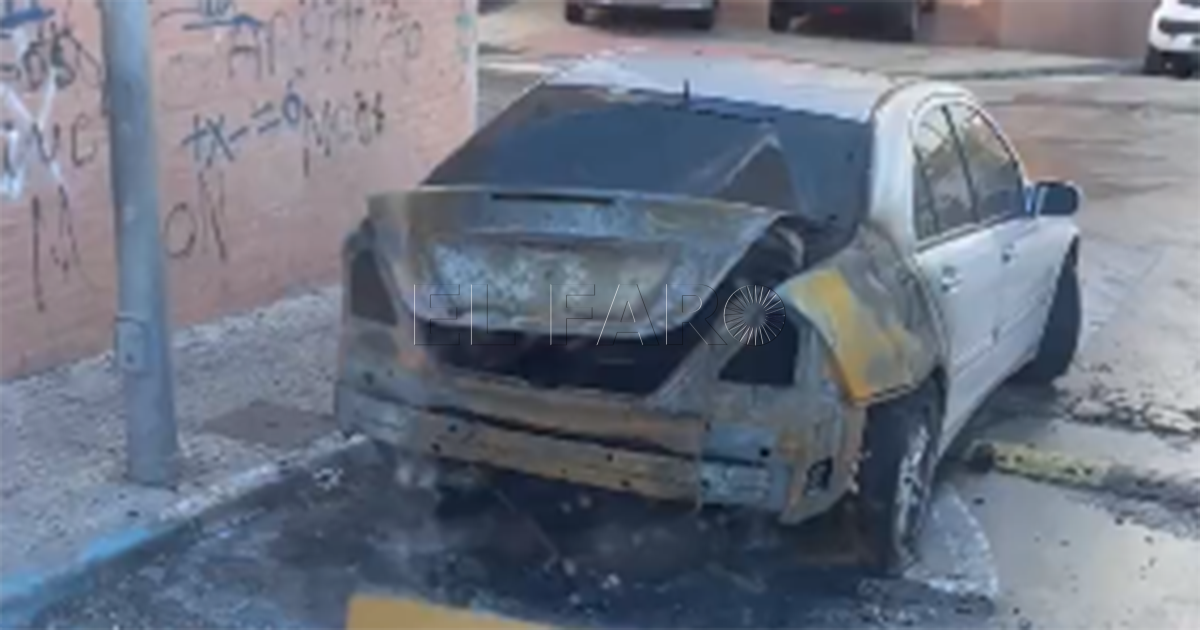 Los bomberos de Melilla extinguen el incendio de un vehículo en la calle Isla Isabel II