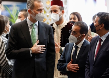 MADRID, 19/01/2022.- Los reyes de España Felipe VI Letizia visitan el estand de Marruecos mientras inauguran la 42 edición de la Feria Internacional del Turismo (Fitur), este miércoles en Madrid. EFE/Chema Moya