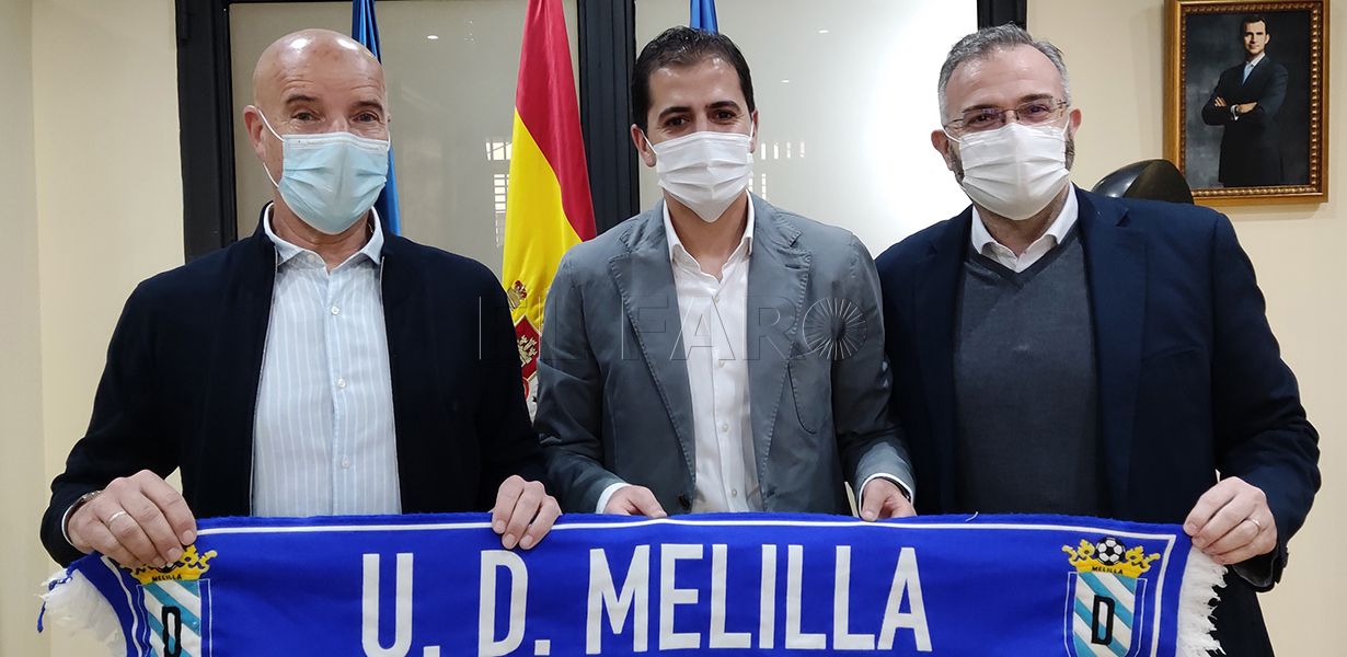 El consejero de Deportes, Rachid Bussian recibe al presidente y nuevo entrenador de la UD Melilla