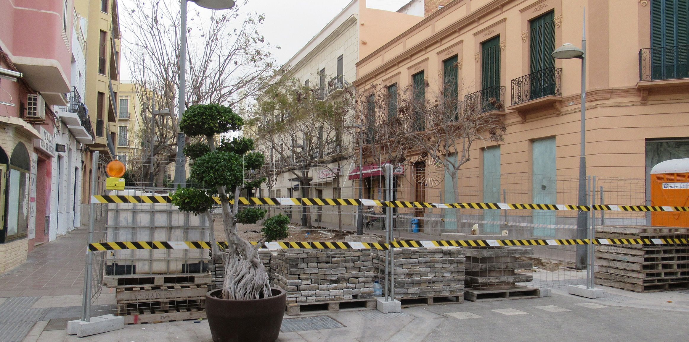 Obras paradas en dos calles del centro hasta saber qué se hace con los árboles