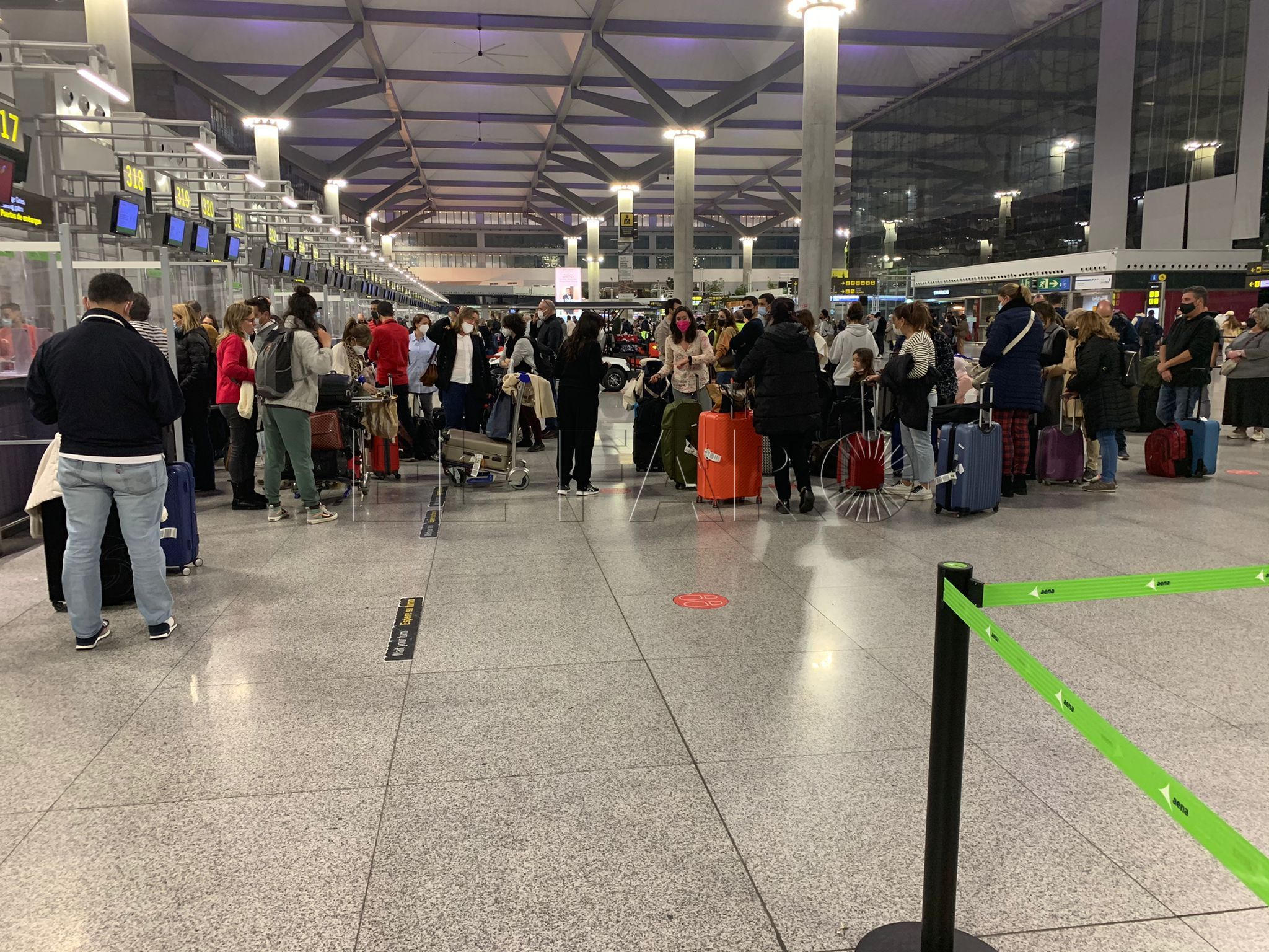 El mal tiempo desvía a Málaga cuatro vuelos de Melilla y deja a cientos de personas en tierra