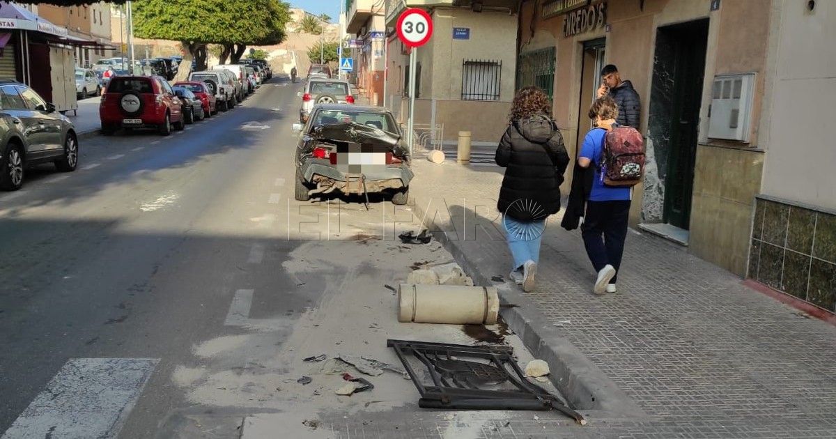 Vecinos del Príncipe se quejan de que nadie recoge los restos de un coche accidentado