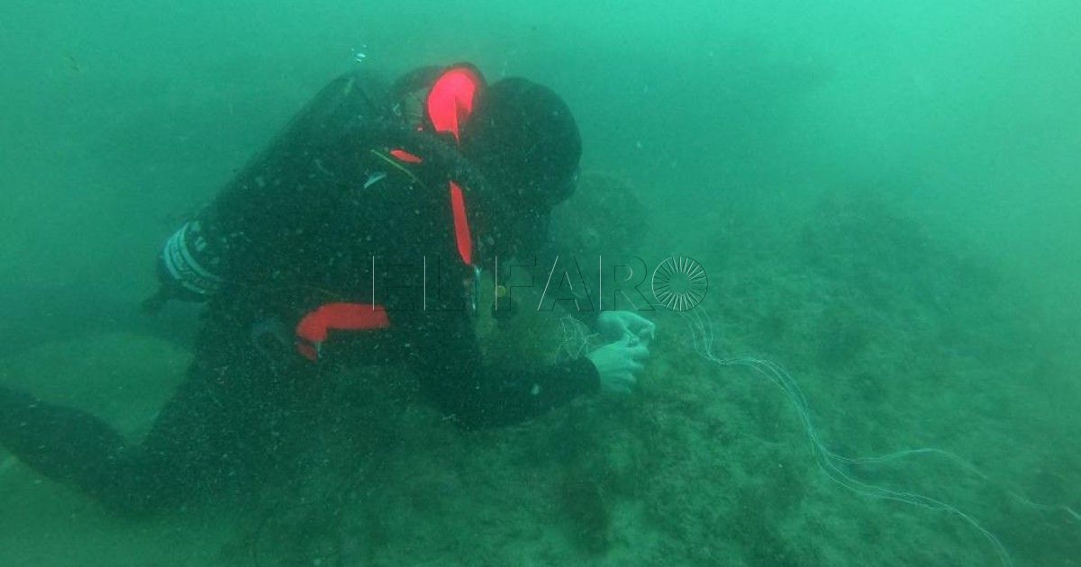 La Armada desactiva en aguas de Melilla un proyectil de 300 mm de calibre