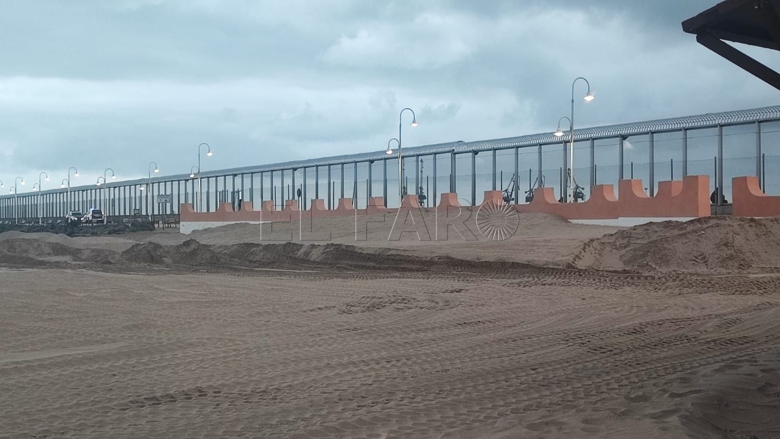 Un inmigrante intenta acceder a Melilla por el Dique Sur