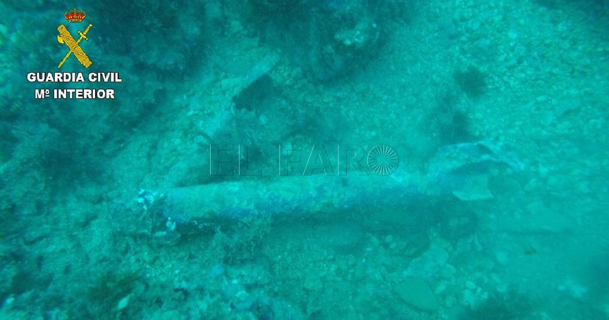 La Guardia Civil localiza dos artefactos explosivos en el fondo del mar