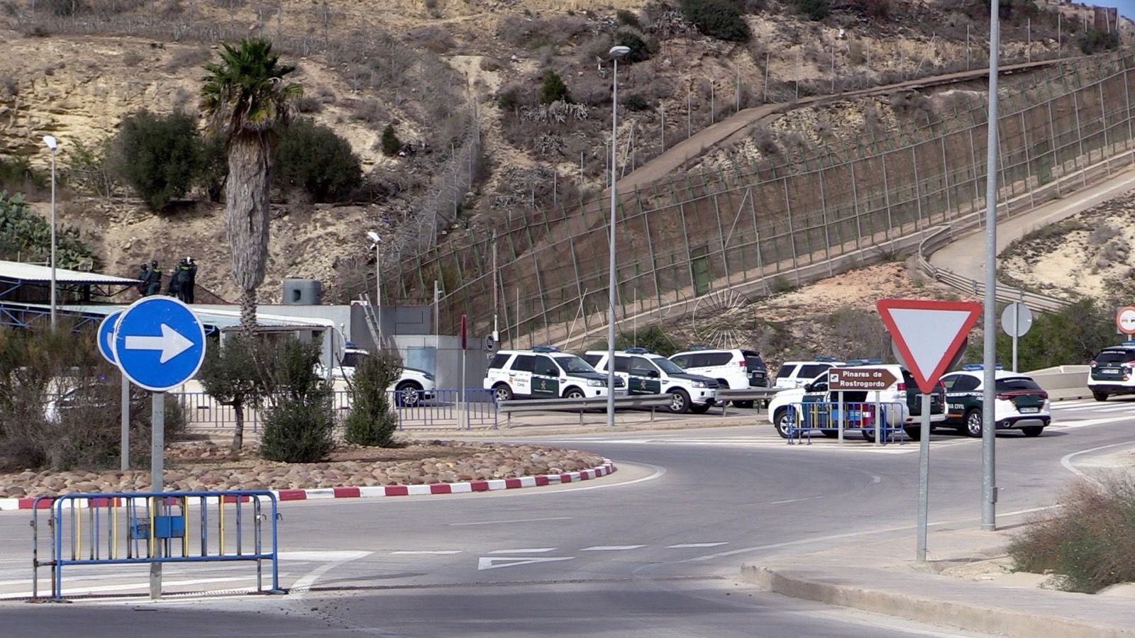 Dos guardias civiles heridos en un intento de salto masivo de magrebíes a la valla de Melilla