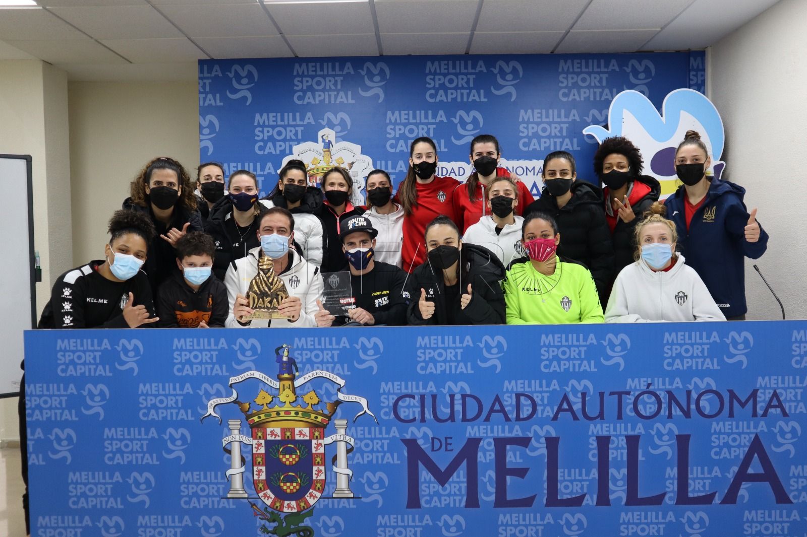 Las Guerreras rinden homenaje al subcampeón del Dakar Diego Ortega