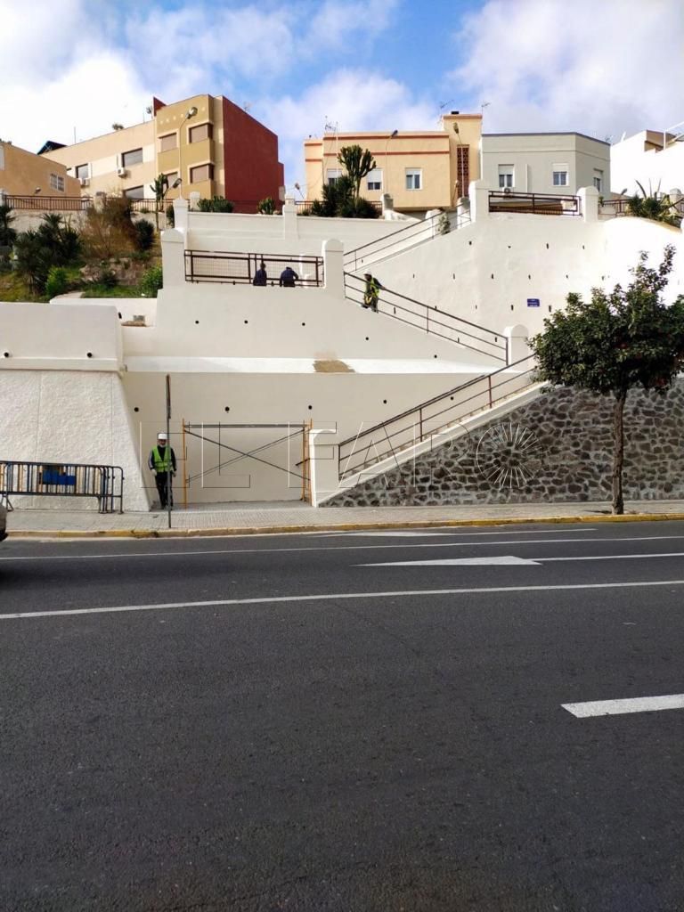 Infraestructuras invierte 42.000 euros en el muro de las escaleras de Calvo Sotelo
