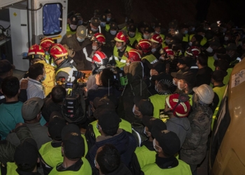 Ighran (Morocco), 05/02/2022.- Rescue workers carry the body of 5-year-old Rayan and place it in an ambulance after it was recovered from a well in which he was stuck for several days, in the village of Ighran in Morocco's Chefchaouen province, 05 February 2022. The body of the boy was pulled out Saturday night by rescuers after a lengthy operation after he fell in the well on 01 February. (Marruecos) EFE/EPA/Jalal Morchidi