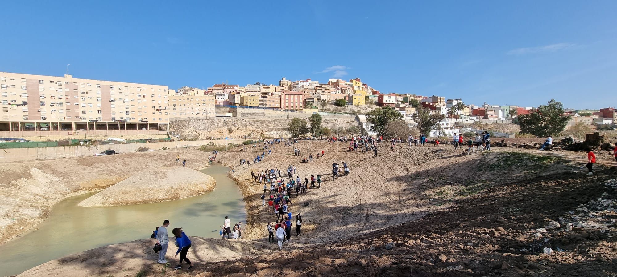 Guelaya celebra una reforestación multitudinaria en la laguna de los Pájaros del río de Oro