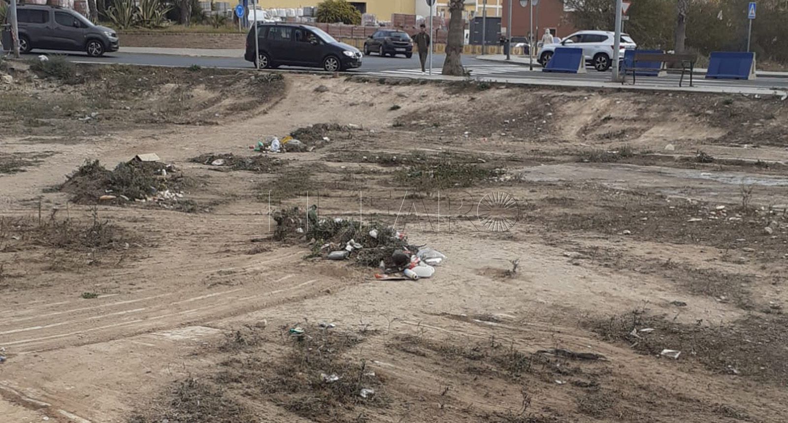 Medio Ambiente limpia el solar de las Palmeras en Melilla