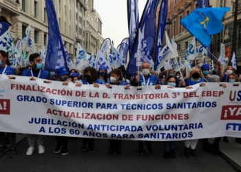 Técnicos sanitarios durante la manifestación. EFE