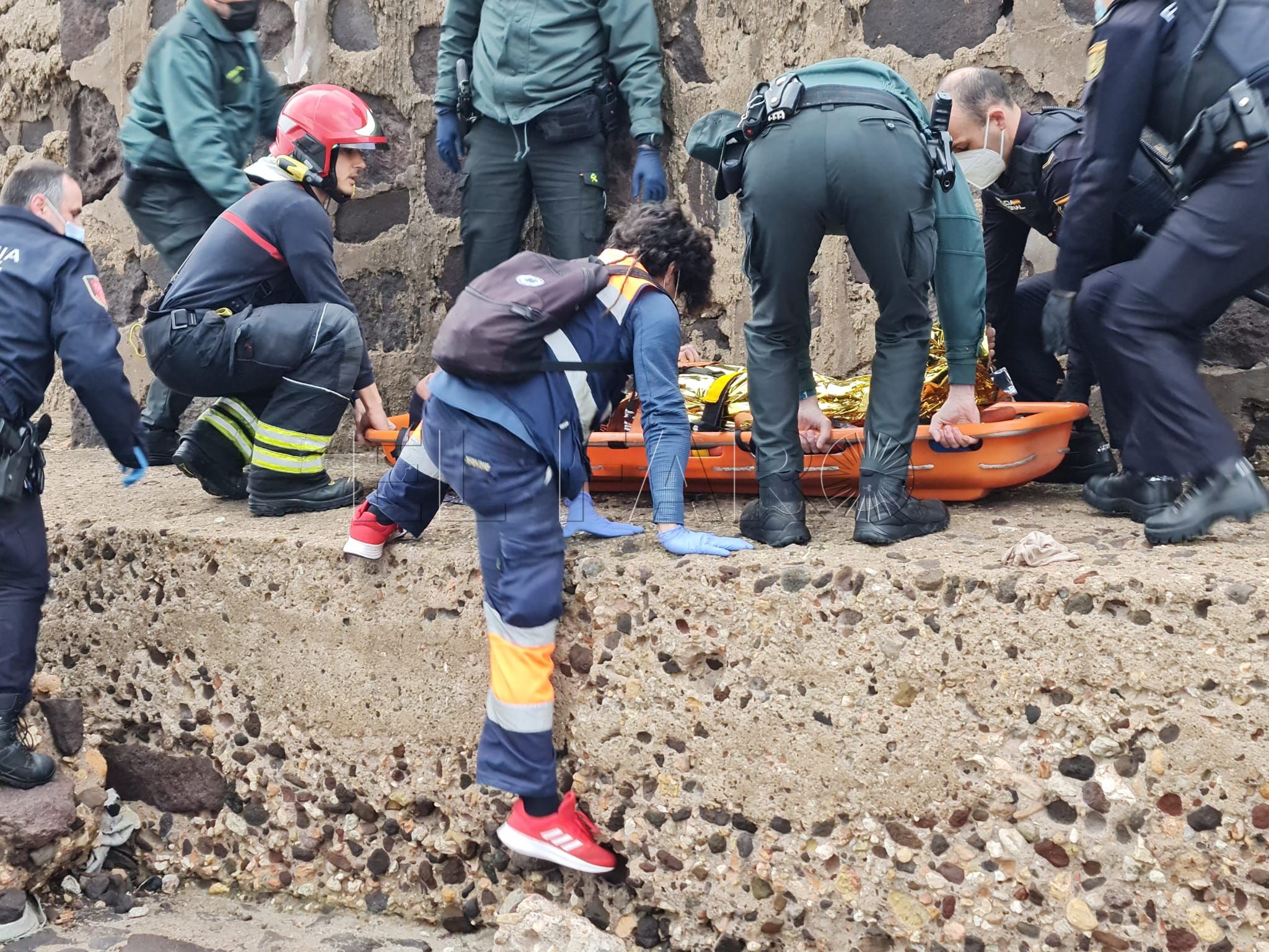 Rescatan a un hombre de las escolleras del puerto de Melilla
