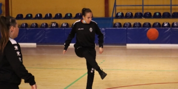 Indira Curbelo va recuperándose, poco a poco, y se encuentra con muchas ganas de volver a saltar al parqué para ayudar a sus compañeras.