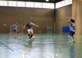 Julia consiguió marcar un gol y asistir a Silvina para que lograra otro tanto.