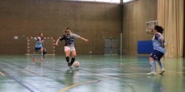 Julia consiguió marcar un gol y asistir a Silvina para que lograra otro tanto.