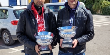 Rahul (izqda.) junto a Manuel Crespo (dcha.), presidente del Club Ajedrez Nazarí.
