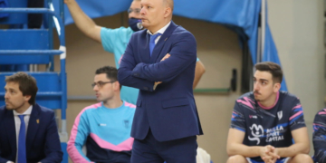 Arturo Álvarez observa con atención lo que acontecía sobre la cancha en el encuentro frente al CB Prat, que termino con victoria de los melillenses.