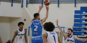 Álex Llorca tira a canasta en el partido frente al C.B. Prat.
