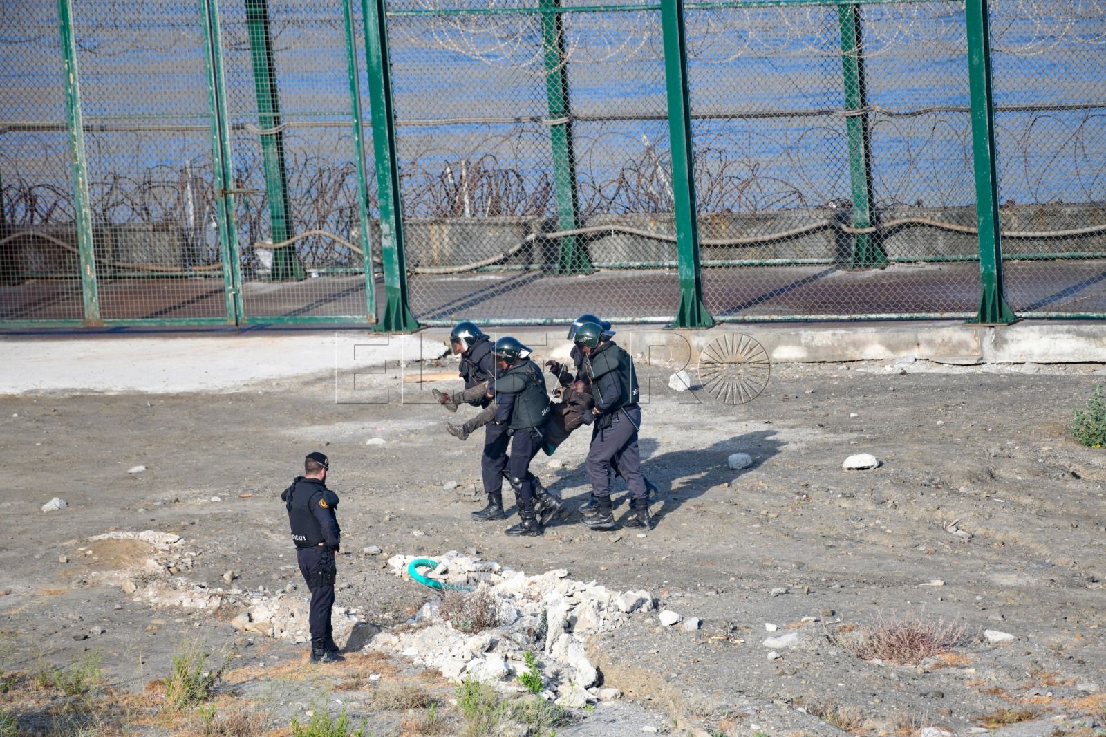 Citan como investigados a varios agentes por expulsión de 2 menores de Ceuta