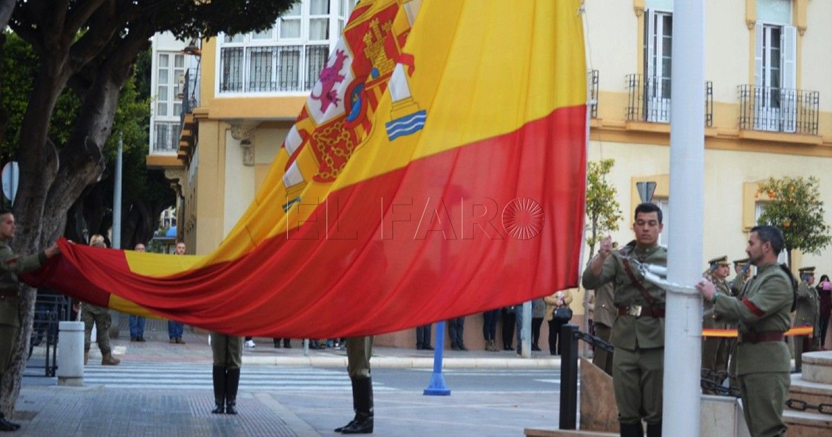 El arriado de Bandera, a cargo del Regimiento de Caballería "Alcántara" 10