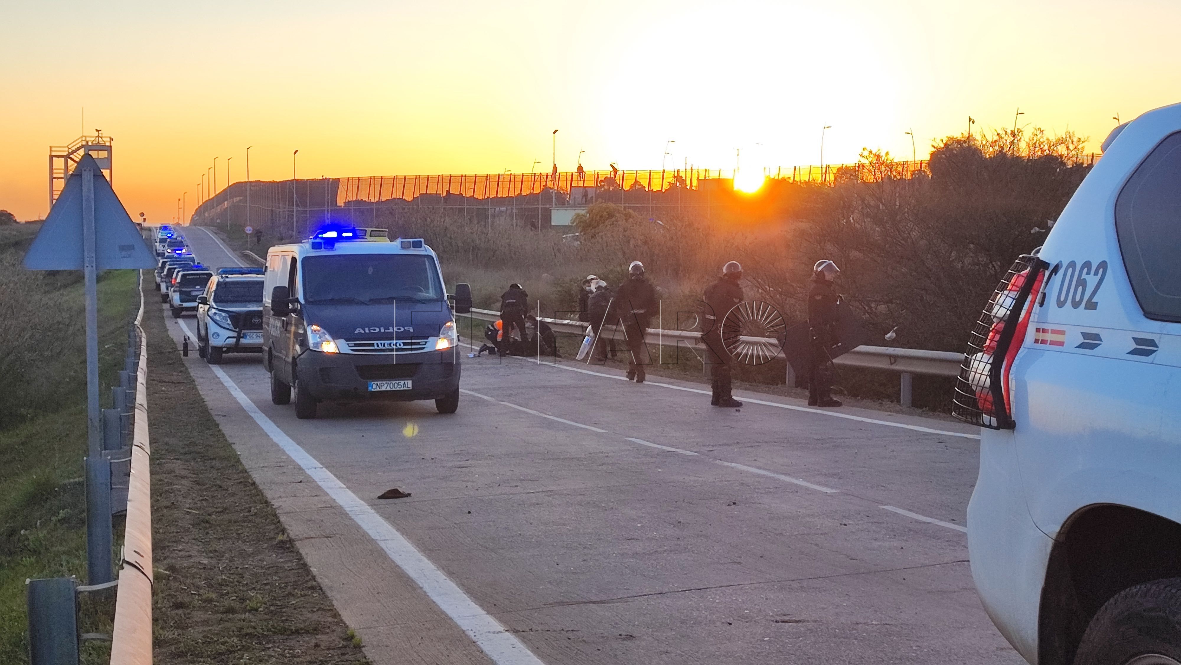 Cerca de 50 guardias civiles heridos leves tras los intentos de saltos a la valla