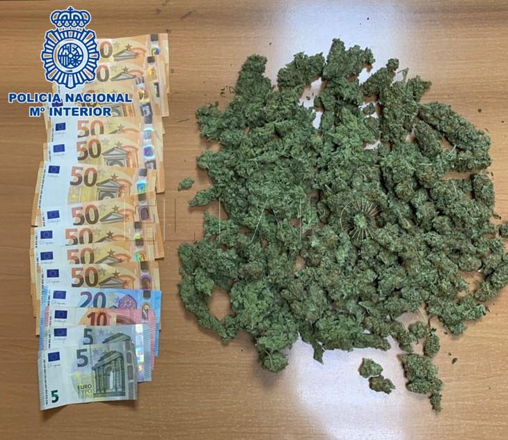 La Policía Nacional detiene a un joven que transportaba marihuana de Málaga a Melilla