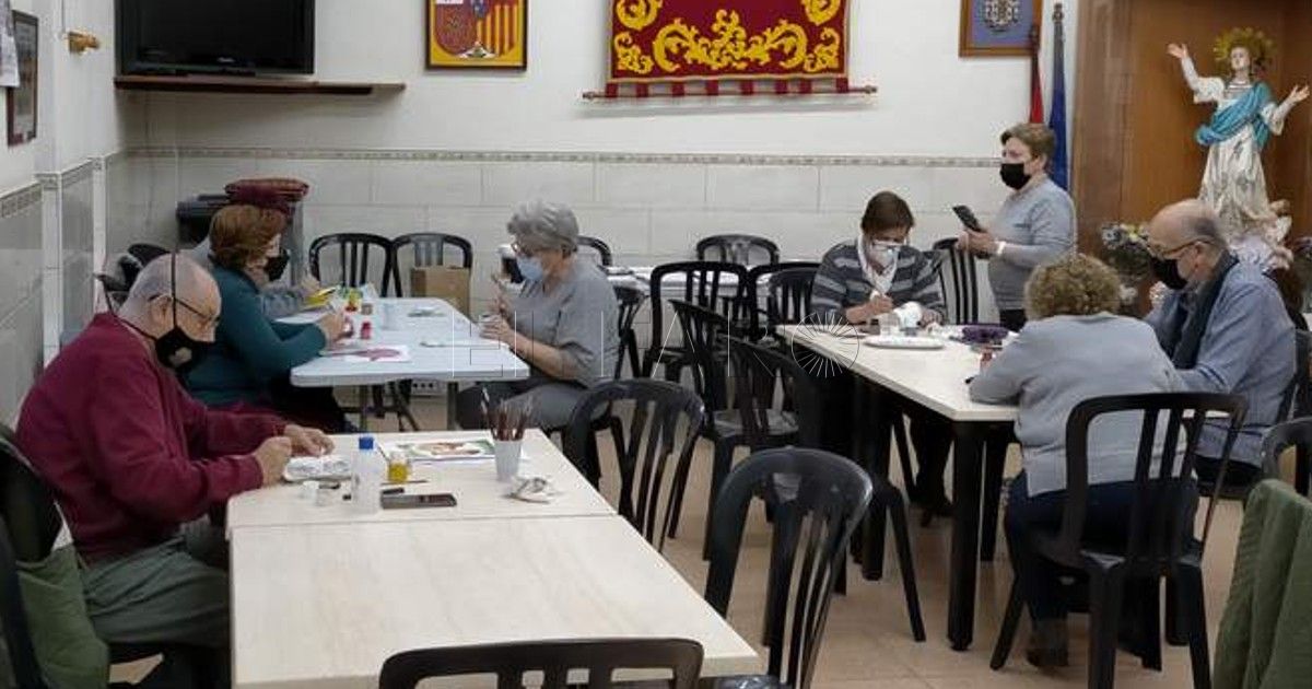 El artista melillense Francisco Peinado impartirá un taller de decoración de cristal emplomado