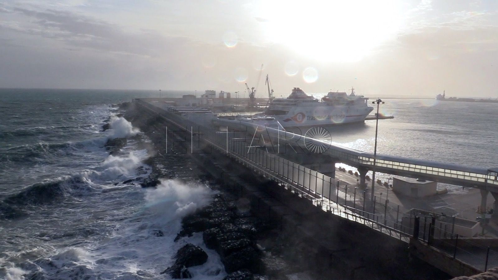Olas de hasta tres metros en Melilla a partir de las 20:00 horas de este domingo