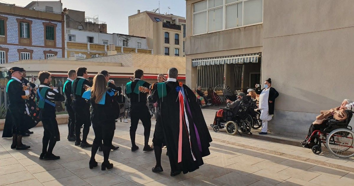 La tuna de Empresariales actúa en la Gota de Leche