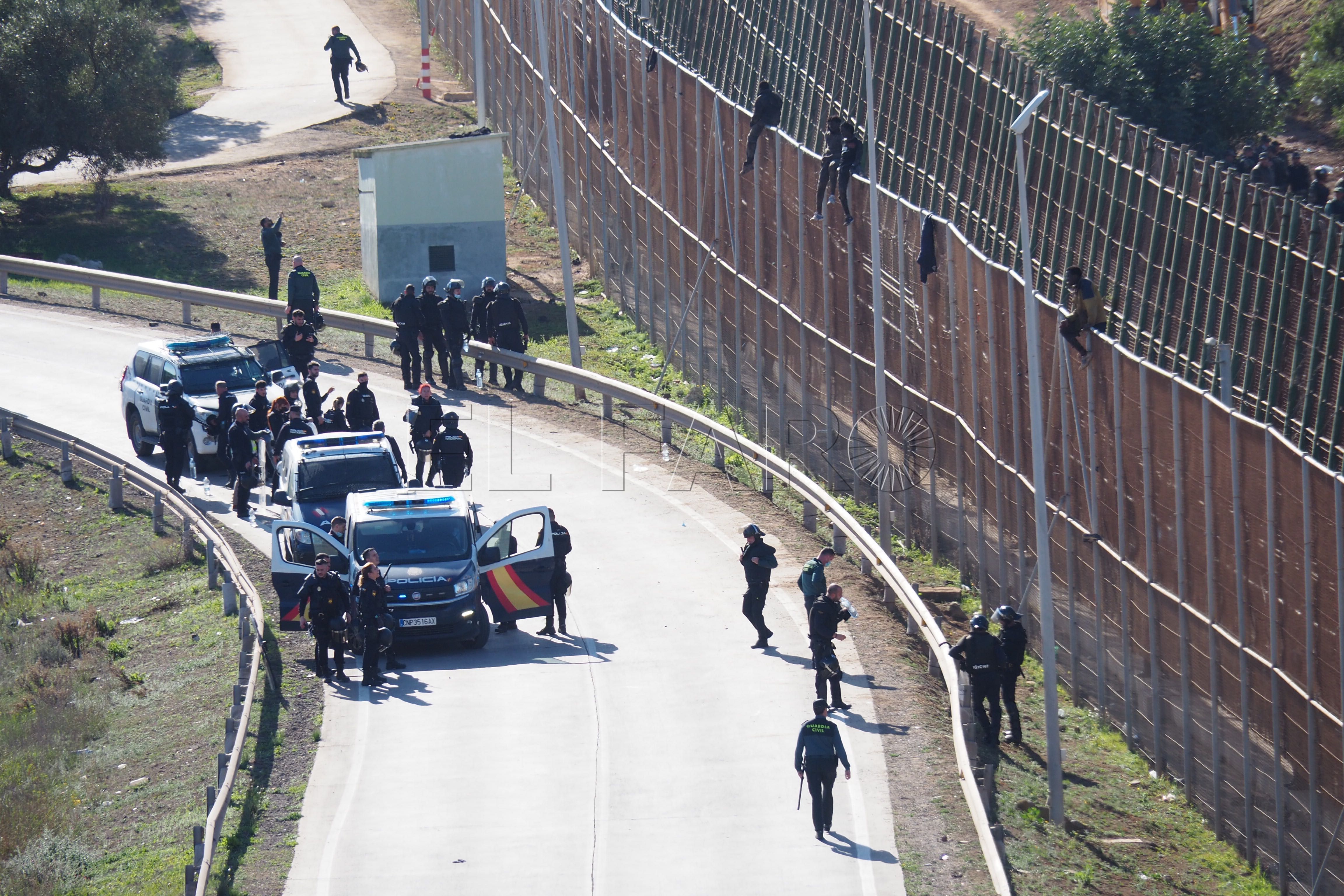 Rechazos en frontera tras el intento de salto a la valla de Melilla de 2.500 inmigrantes