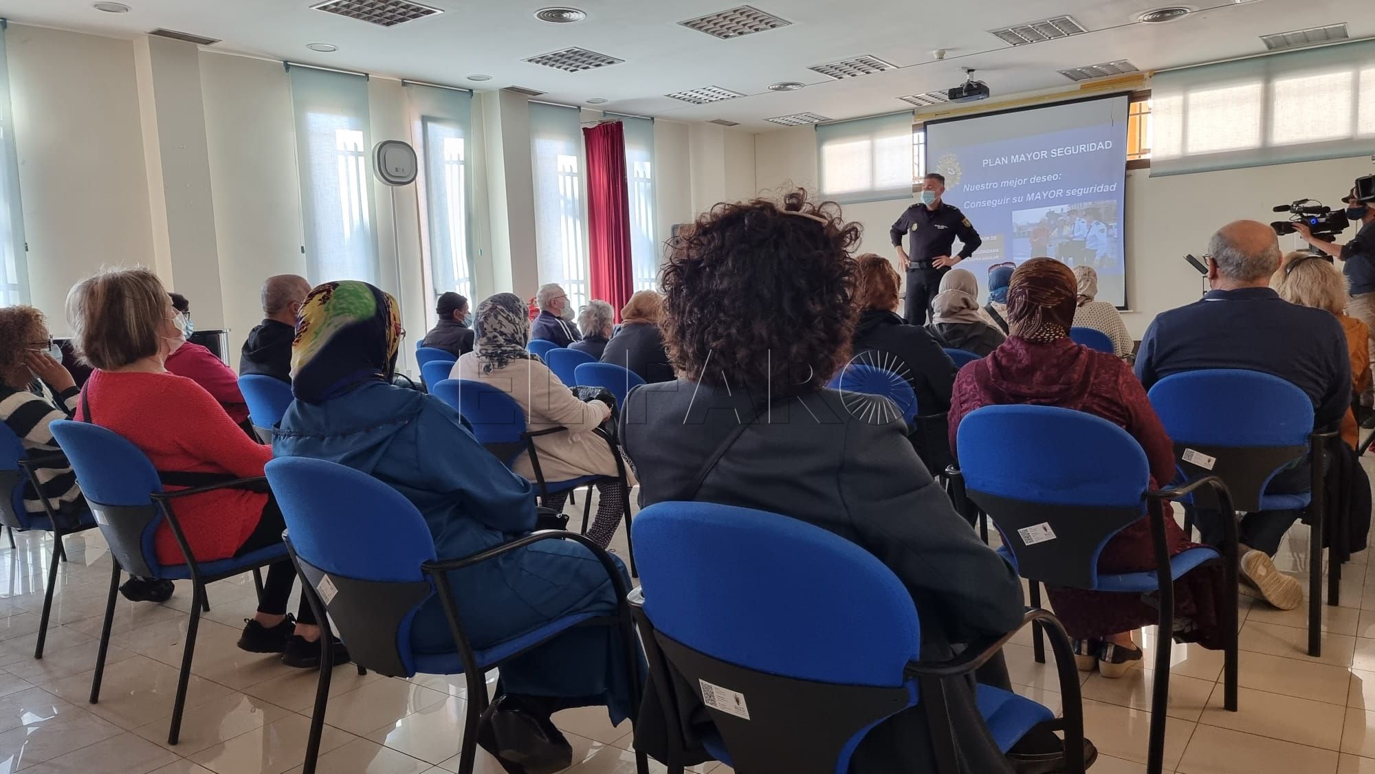 Los mayores son asesorados sobre cómo prevenir una estafa cibernética