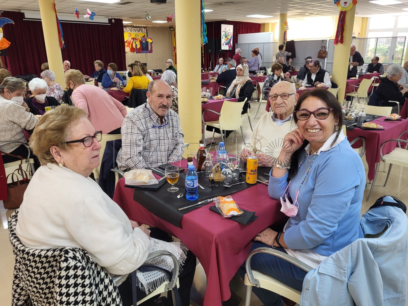 Gran comida en el Centro Social de Mayores por el carnaval