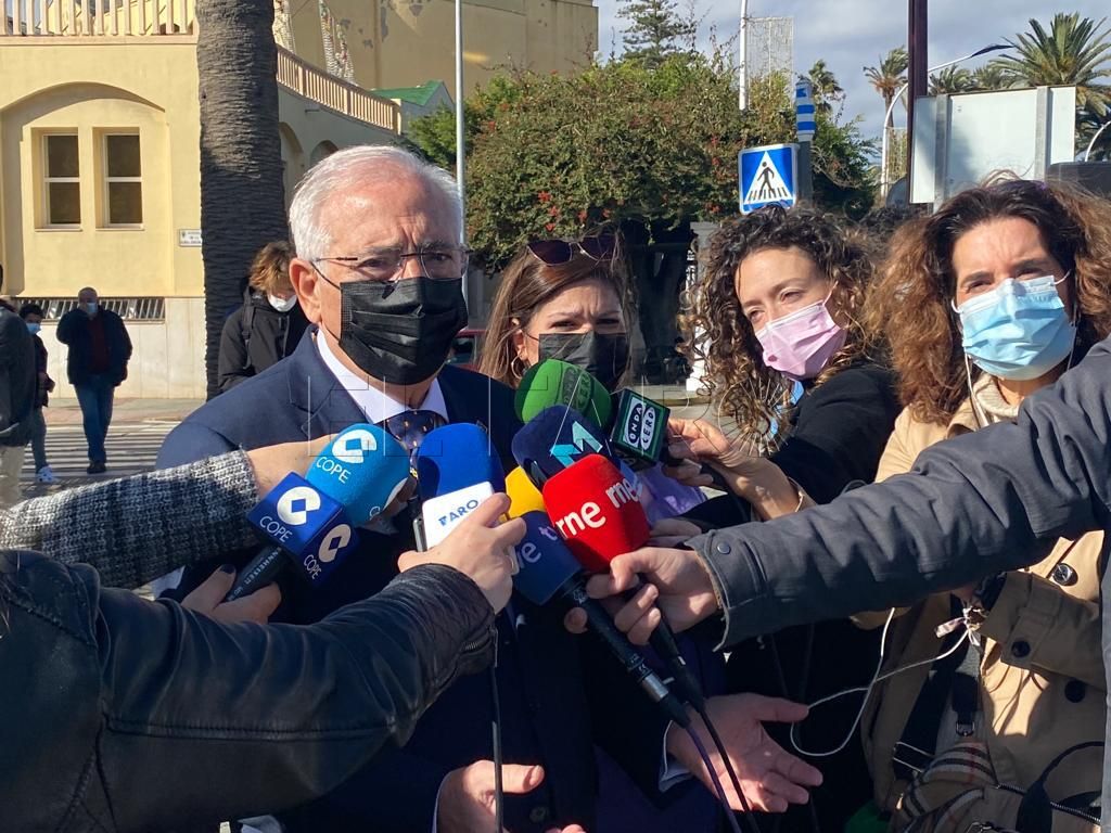 Imbroda pide al Defensor del Pueblo que se informe de lo que pasa en la frontera