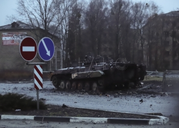 Kiev (Ukraine), 02/03/2022.- Burned Russian machinery which was hit by shelling is seen in small city of Borodyanka near Kyiv (Kiev), Ukraine, 02 March 2022. Russian troops entered Ukraine on 24 February prompting the country's president to declare martial law and triggering a series of severe economic sanctions imposed by Western countries on Russia. (Rusia, Ucrania) EFE/EPA/ALISA YAKUBOVYCH