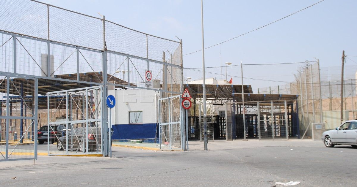 El Defensor del Pueblo reclama permisos de residencia y trabajo para los transfronterizos atrapados en Melilla y Ceuta